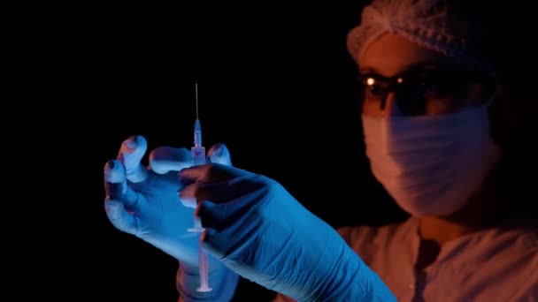 化学者又は医師は 薬剤又はウイルスを用いた試験管内で化学反応を行います — ストック動画