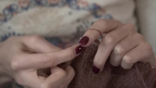 Lány Unatkozik Karanténban Kötött Egy Meleg Pulóvert Gyapjúból — Stock videók