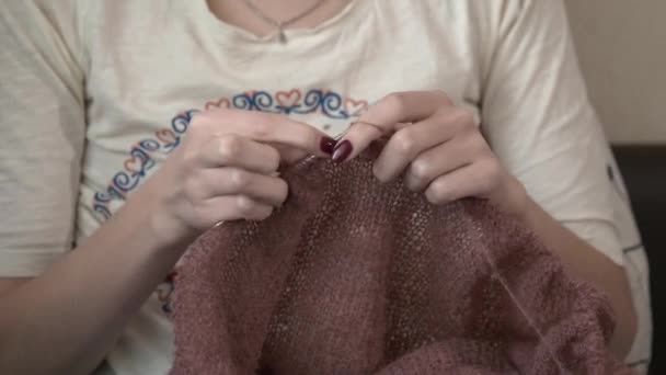 Menina Está Entediada Quarentena Tricota Uma Camisola Quente — Vídeo de Stock