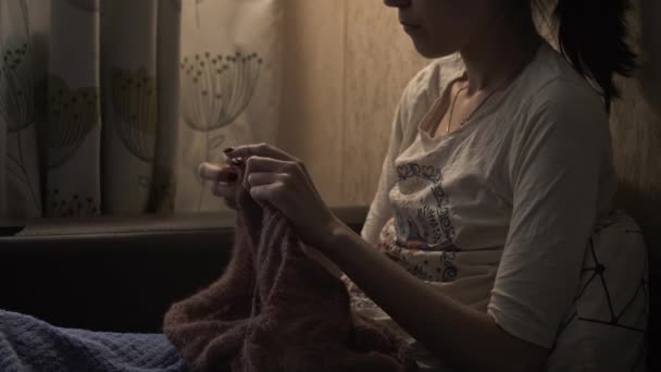 Lány Unatkozik Karanténban Kötött Egy Meleg Pulóvert Gyapjúból — Stock videók