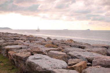 Sahilden su mesafesine bakıyorum. Şimdiki zamandan rüyaya bir manzara gibi..