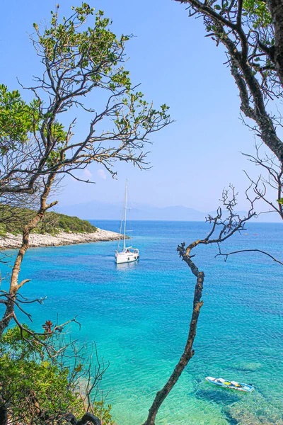 Schöne Meereslandschaft Mit Einem Boot Der Ferne — Stockfoto