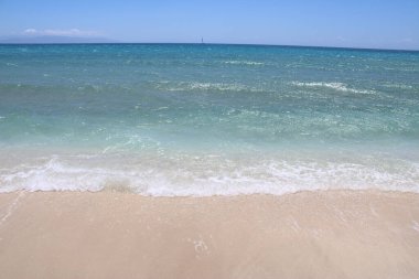 Güneşli bir günde güzel bir deniz manzarası.