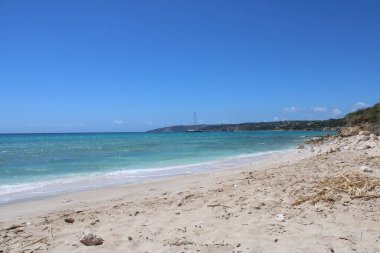 Sahilin deniz manzarası, kıyıdan uzakta.