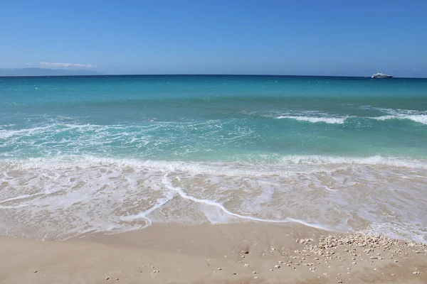 阳光灿烂的海滩上美丽的海景 — 图库照片