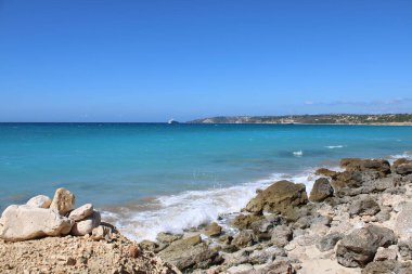 Güneşli bir günde kumsalın güzel manzarası