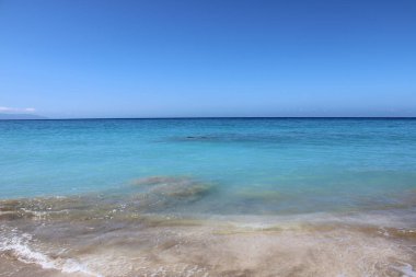 Güneşli bir günde boş ufukla güzel bir sahil manzarası.