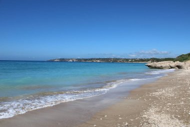 Dalgalar ve kayalarla sahilin güzel deniz manzarası