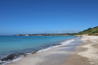 Sahilin güzel deniz manzarası, kıyıdan uzakta.