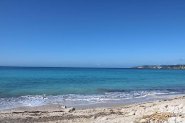 Sahilin deniz manzarası, kıyıdan uzakta..