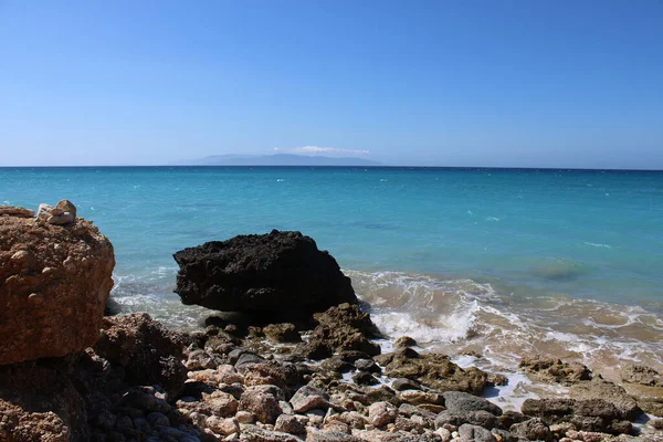 Güneşli bir günde kumsalın güzel manzarası