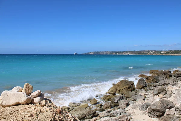 Güneşli bir günde kumsalın güzel manzarası