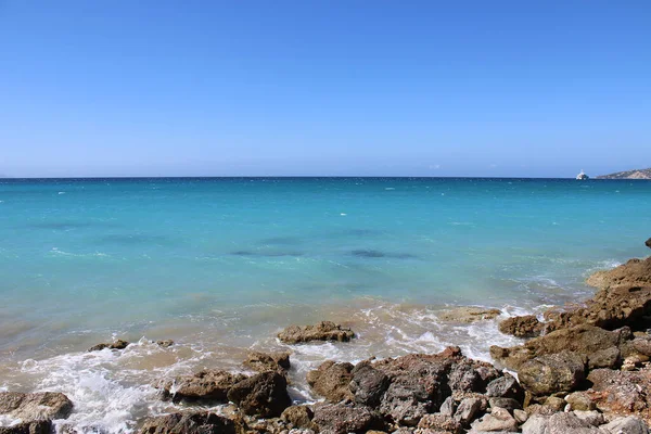 Hermosa Vista Playa Con Rocas Día Soleado — Foto de Stock