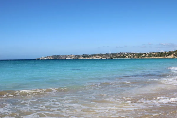 Schöner Strand Mit Dem Ufer Hintergrund — Stockfoto