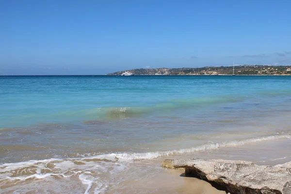 Schöner Strand Mit Felsen Vordergrund — Stockfoto