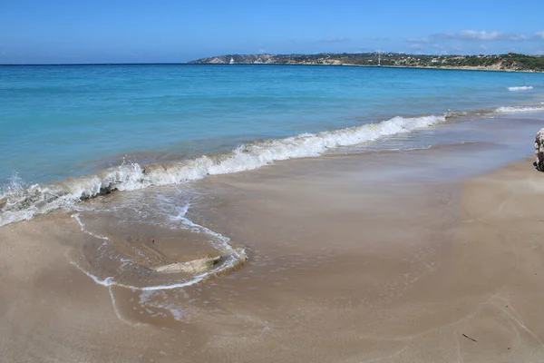 Schöner Strand Mit Wellen Und Ufer Hintergrund — Stockfoto