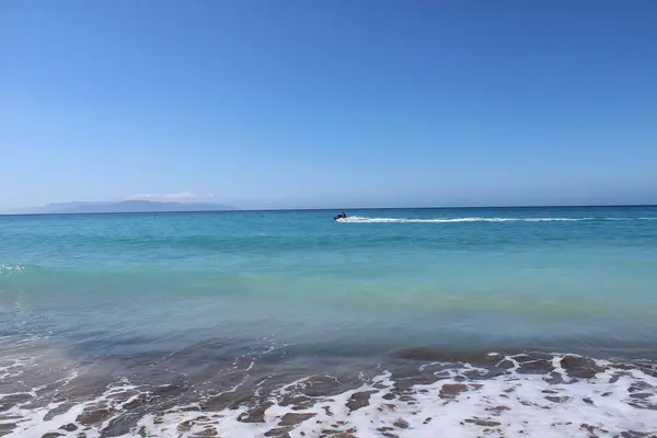 Пляж Волнами Гидроциклом Заднем Плане — стоковое фото