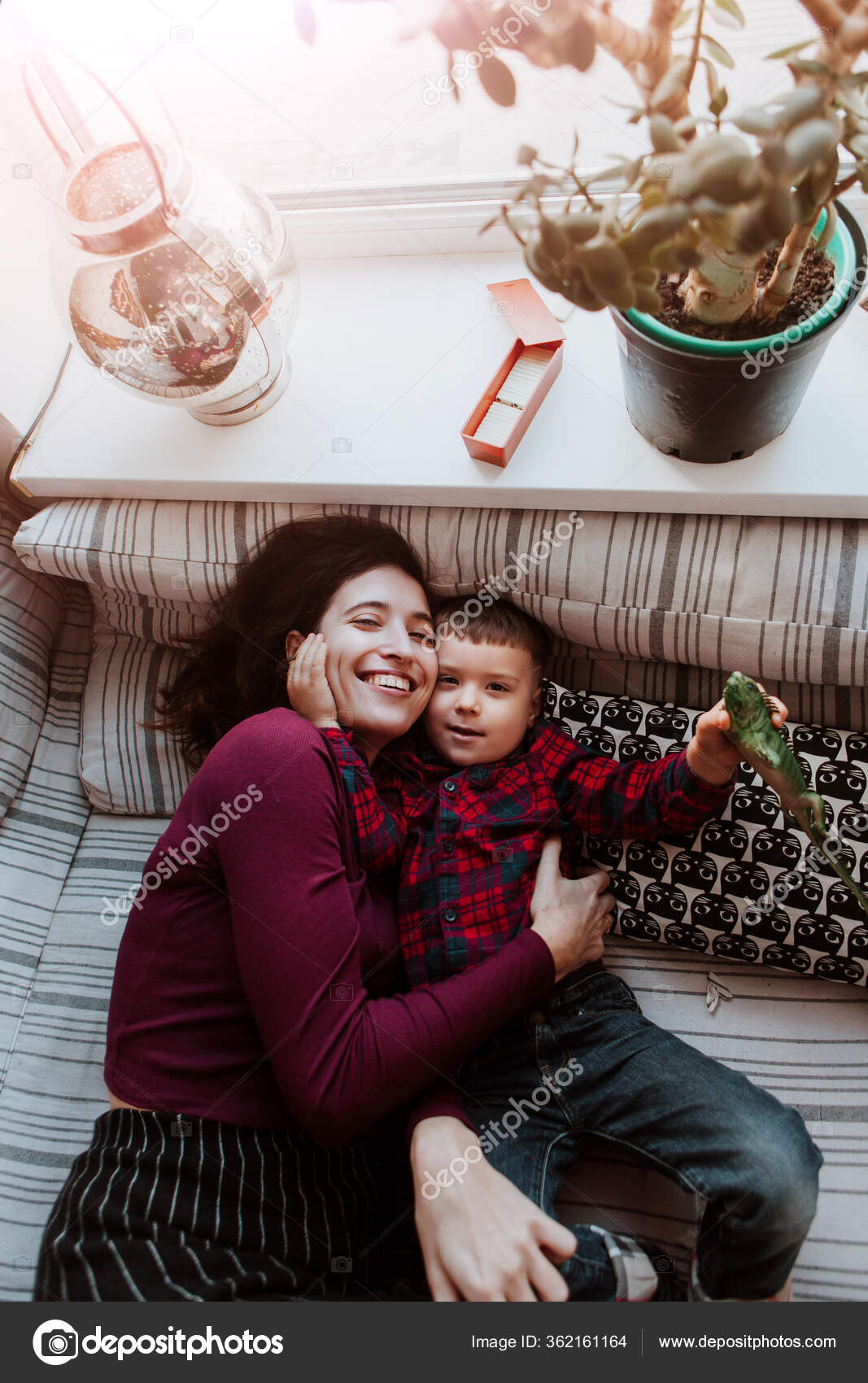 Mère Fils Jouent Dans Chambre Fête Des Mères Concept Famille image