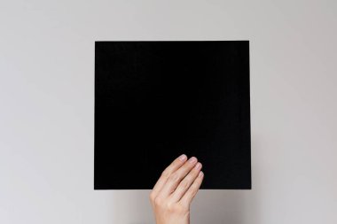 Eller çarşafı tutsun. Etiket için boş boşluk.