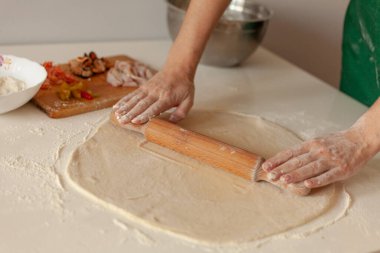 Hamuru pizza için hazırlıyorum. Eller hamuru hazırlayın.