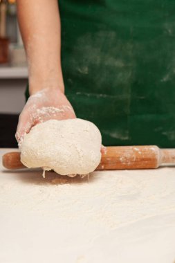 Hamuru pizza için hazırlıyorum. Eller hamuru hazırlayın.