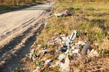 Krasnodar, Rusya 04.07.2020 çevre kirliliği. Konut binalarının yakınındaki çöplük.