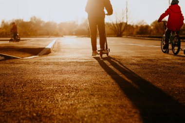 Bir çocuk dört tekerli bisiklete biner. Dinlenme konsepti