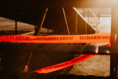 Demir merdiveni bantlamak için. Batan güneş.