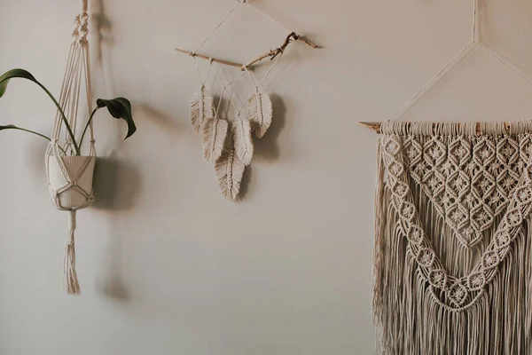 Makrame ürünleri. Duvarda boho dekoru var. El yapımı.