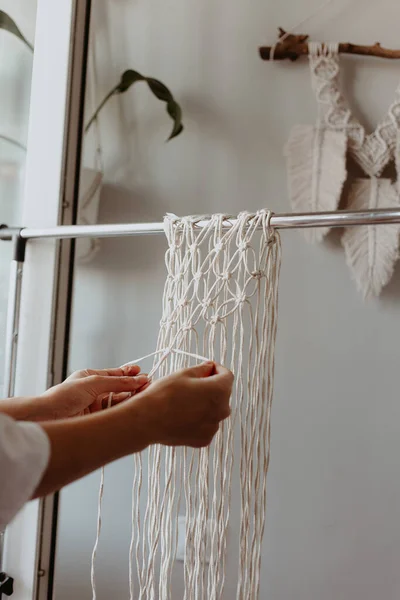 少女はマクラメを織る 織物の過程でボホールの装飾 手作り — ストック写真