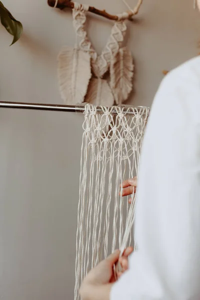 少女はマクラメを織る 織物の過程でボホールの装飾 手作り — ストック写真