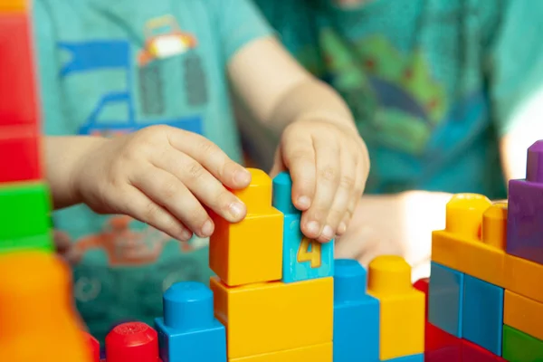 Papá Hijo Jugando Constructor Concepto Autoaislamiento Para Luchar Contra Covid —  Fotos de Stock