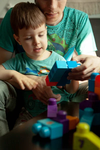 Papá Hijo Jugando Constructor Concepto Autoaislamiento Para Luchar Contra Covid —  Fotos de Stock