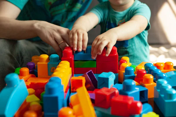 Papá Hijo Jugando Constructor Concepto Autoaislamiento Para Luchar Contra Covid —  Fotos de Stock