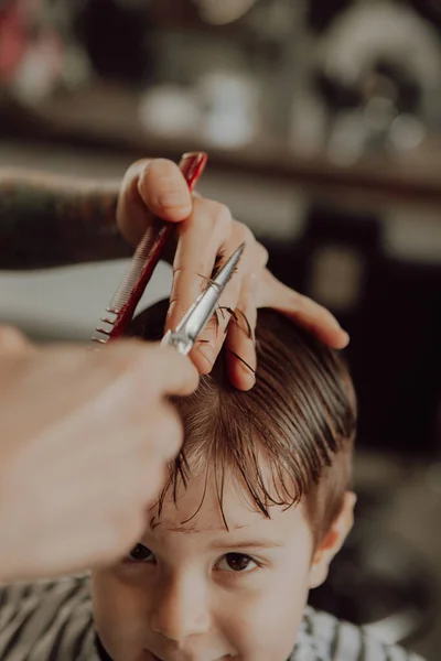 Die Arbeit Des Friseurs Haarschnitt Eines Jungen Einem Friseursalon Kinderhaarschnitt — Stockfoto