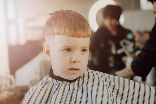 Die Arbeit Des Friseurs Haarschnitt Eines Jungen Einem Friseursalon Kinderhaarschnitt — Stockfoto
