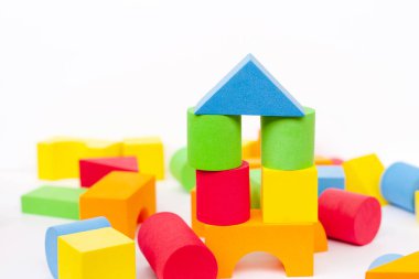 Tasarımcının çok renkli detayları. Beyaz arka planda çocuk oyuncağı. Renkli oyuncak figürlerinin arka planı. 