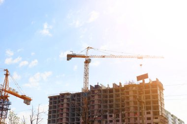 Çok katlı bir konut inşa etme süreci. Yapı vinci