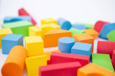 Tasarımcının çok renkli detayları. Beyaz arka planda çocuk oyuncağı. Renkli oyuncak figürlerinin arka planı. 