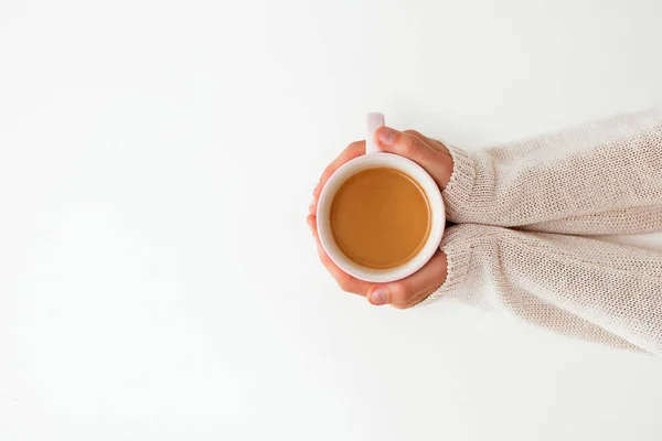 Manos Femeninas Sosteniendo Tazas Café Sobre Fondo Mesa Blanco —  Fotos de Stock