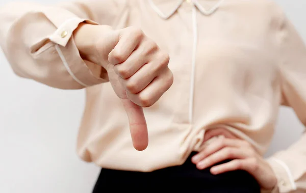 Mujer Negocios Muestra Aversión Pulgares Hacia Abajo Símbolo Aversión — Foto de Stock