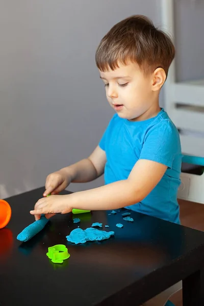Chłopiec Bawiący Się Kolorowym Gliną Pleśni Pokoju Małe Dziecko Rzeźbi — Zdjęcie stockowe