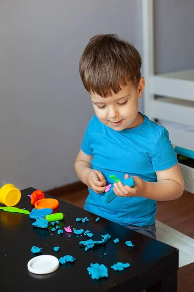 Menino Brincando Com Moldes Coloridos Argila Seu Quarto Uma Criança — Fotografia de Stock