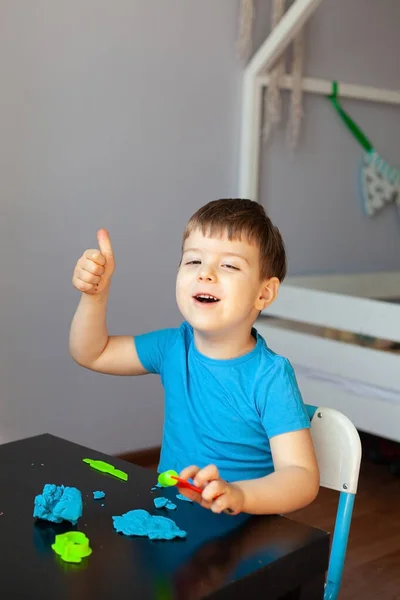 一个男孩在你的房间里玩彩陶造型 一个小孩在家里雕花 学龄前儿童教育游戏 — 图库照片