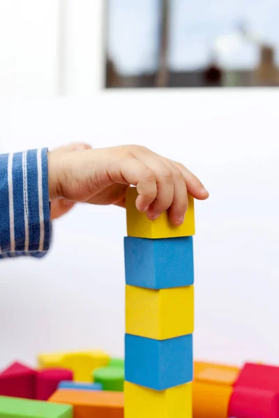 Niño Construye Una Pirámide Cubos Sobre Fondo Blanco Mano Del —  Fotos de Stock