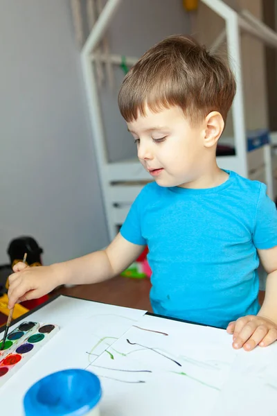 有创意的男孩 在他的房间里画画 学龄前儿童教育游戏 — 图库照片