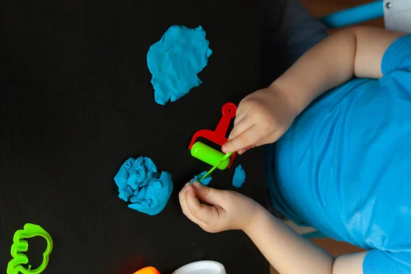 Garçon Jouant Avec Moulage Argile Colorée Dans Votre Chambre Petit — Photo