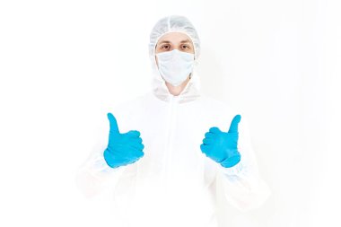 Koruyucu takım elbiseli, eldivenli ve maskeli bir adam. Benzer bir jest. Beyaz bir arkaplanda izole edilmiş