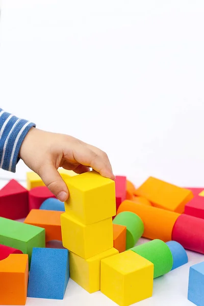 Niño Construye Una Pirámide Cubos Sobre Fondo Blanco Mano Del — Foto de Stock