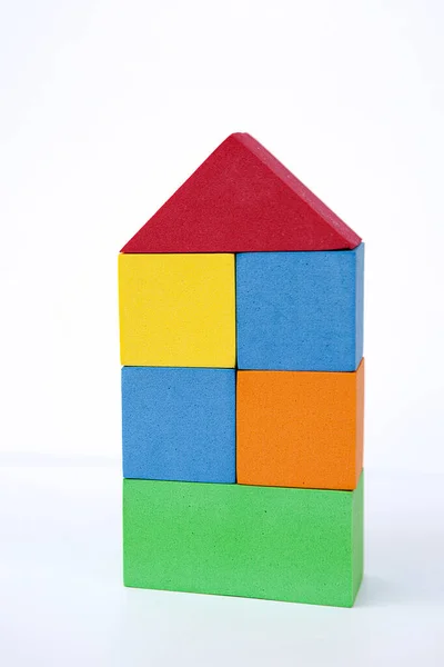 Παιδικό Σπίτι Λευκό Φόντο Ένα Σπίτι Φτιαγμένο Από Χρωματιστά Τούβλα — Φωτογραφία Αρχείου